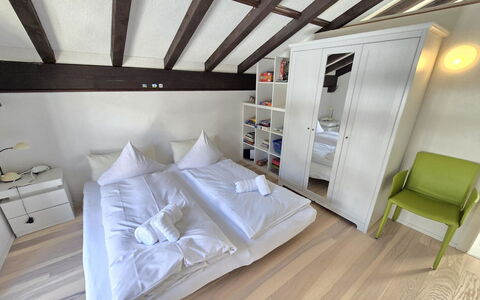 Casa la Schmetta 54: Letto, Camera Da Letto, Pavimento, Interior Design, Pavimentazione, Legna, Mobilia, Soffitto, Lenzuolo, Bedding