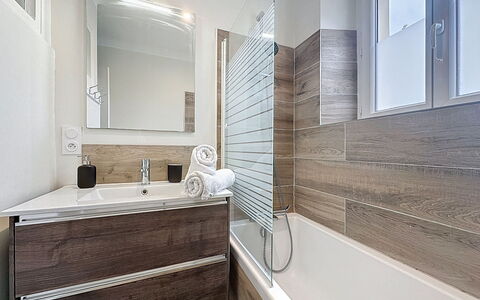 La Potée: Pavimentazione, Idraulico Fixture, Pavimento, Bagno, Interior Design, Rubinetto, Lavello, Idraulico, Mobiletto Del Bagno, Vasca Da Bagno