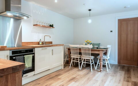 Alpine Cottage: Mobilia, Interior Design, Pavimentazione, Pavimento, Cabinetry, Pavimento In Legno, Legna, Elettrodomestico Da Cucina, Controsoffitto, Cucina