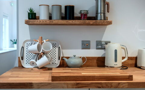 Alpine Cottage: Tavola, Elettrodomestico Da Cucina, Cucina, Interior Design, Controsoffitto, Elettrodomestico, Mobilia, Piccolo Apparecchio
