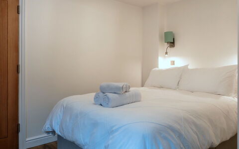 Alpine Cottage: Camera Da Letto, Letto, Parete, Interior Design, Lenzuolo, Bedding, Mobilia, Pavimento, Biancheria, Soffitto