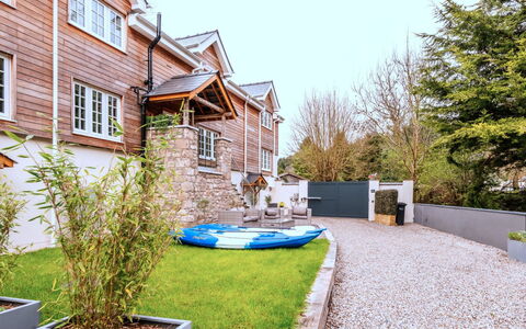 Alpine Cottage: Zona Residenziale, Arbusto, Casa, Casa, Giardino, Villetta, Landscaping, Cortile, Backyard, Estate