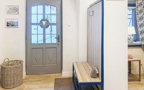Luxury Suite 244: Pavimentazione, Parete, Pavimento, Interior Design, Legna, Porta, Mobilia, Casa, Illuminazione, Porta A Casa
