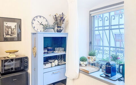 Luxury Suite 244: Blu, Mensola, Scaffalature, Mobilia, Interior Design, Illuminazione, Cabinetry, Casa, Camera, Credenza