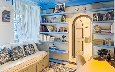 Luxury Suite 244: Mobilia, Blu, Interior Design, Divano, Parete, Pavimentazione, Pavimento, Camera, Soffitto, Casa