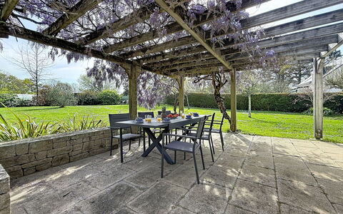 Villa Kerpunce: Shade, Giardino, Groundcover, Flagstone, Mobili Da Esterno, Struttura Esterna, Landscaping, Backyard, Cortile, Pergola