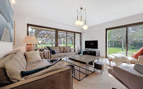 Villa Kerpunce: Mobilia, Interior Design, Pavimentazione, Divano, Pavimento, Soffitto, Soggiorno, Legna, Camera, Tavolo