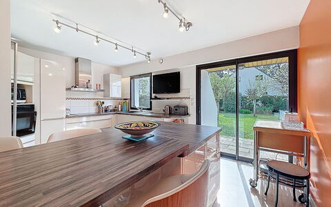 Villa Kerpunce: Interior Design, Mobilia, Controsoffitto, Cucina, Pavimentazione, Lampada, Soffitto, Legna, Pavimento, Illuminazione