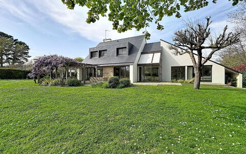 Villa Kerpunce: Erba, Casa, Arbusto, Casa, Zona Residenziale, Villetta, Giardino, Agriturismo, Prato, Tetto