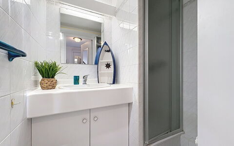 Le Corot: Bagno, Idraulico Fixture, Interior Design, Pavimentazione, Pavimento, Lavandino Del Bagno, Gabinetto, Lavello, Toilet Seat, Rubinetto