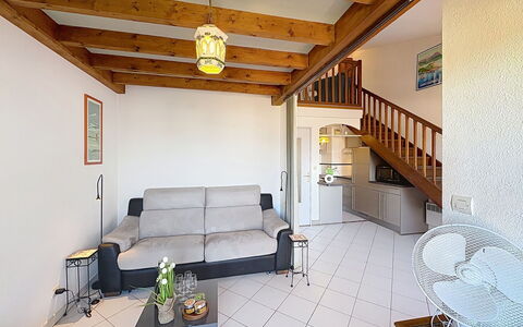 Le Corot: Mobilia, Interior Design, Pavimentazione, Pavimento, Legna, Soffitto, Camera, Divano, Tavolo, Soggiorno