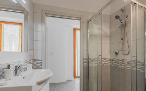 Antica Corte: Interior Design, Pavimentazione, Idraulico Fixture, Bagno, Pavimento, Lavandino Del Bagno, Lavello, Soffitto, Rubinetto, Idraulico