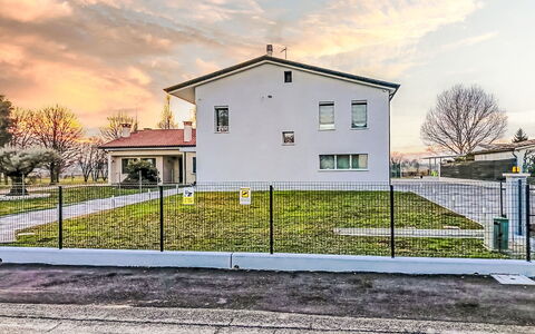 Mb Guest House: Zona Residenziale, Casa, Casa, Recinzione, Sobborgo, Cancello, Home Scherma, Estate, Recinzione, Driveway