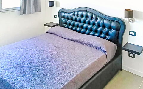 Mb Guest House: Camera Da Letto, Letto, Lenzuolo, Bedding, Pavimento, Mobilia, Biancheria, Telaio Del Letto, Cuscino, Lancia Cuscino