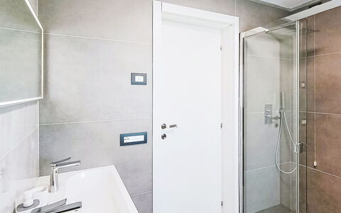 Mb Guest House: Pavimentazione, Parete, Pavimento, Idraulico Fixture, Bagno, Interior Design, Idraulico, Soffitto, Porta, Materiale Composito