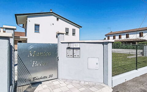 Mb Guest House: Cancello, Porta, Recinzione, Calcestruzzo, Home Scherma, Driveway, Balcone