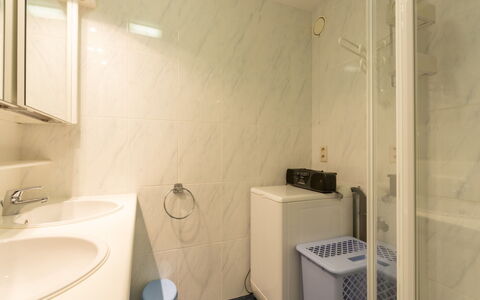 Mitsou with Seaview and Parking: Idraulico Fixture, Parete, Pavimentazione, Bagno, Lavandino Del Bagno, Pavimento, Interior Design, Lavello, Soffitto, Rubinetto