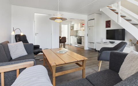 Amlethus - 2.3Km from the Sea: Pavimentazione, Mobilia, Pavimento, Interior Design, Casa, Appartamento, Divano, Soffitto, Soggiorno