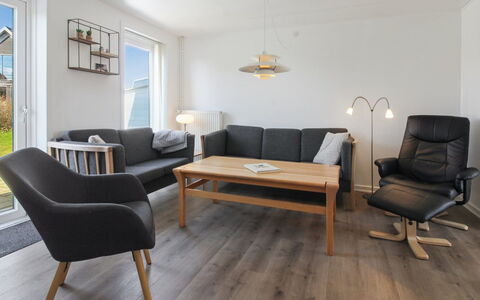 Amlethus - 2.3Km from the Sea: Mobilia, Interior Design, Pavimentazione, Pavimento, Legna, Divano, Soggiorno, Pavimento In Legno, Soffitto, Tavolo