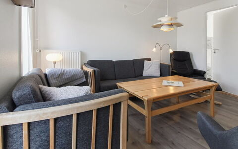 Amlethus - 2.3Km from the Sea: Mobilia, Interior Design, Pavimentazione, Pavimento, Legna, Soffitto, Camera, Soggiorno, Divano, Tavolo