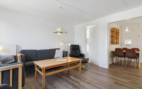 Amlethus - 2.3Km from the Sea: Mobilia, Pavimentazione, Interior Design, Pavimento, Legna, Soffitto, Pavimento In Legno, Divano, Soggiorno, Casa