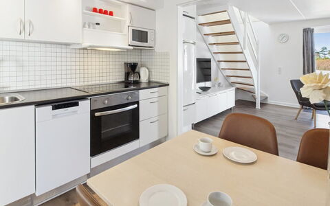 Amlethus - 2.3Km from the Sea: Pavimentazione, Interior Design, Pavimento, Legna, Mobilia, Cucina, Soffitto, Controsoffitto, Camera, Pavimento In Legno