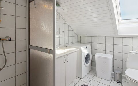 Amlethus - 2.3Km from the Sea: Pavimentazione, Pavimento, Idraulico Fixture, Interior Design, Soffitto, Idraulico, Bagno, Camera, Rubinetto, Lavello