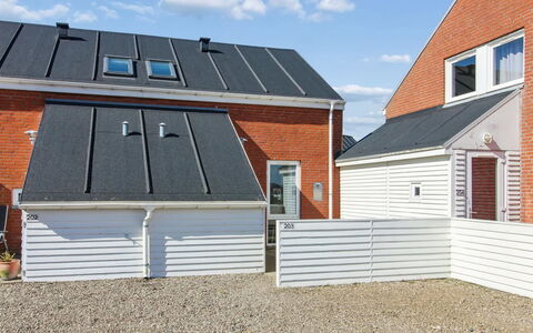 Amlethus - 2.3Km from the Sea