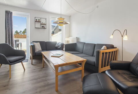 Amlethus - 2.3Km from the Sea: Mobilia, Interior Design, Pavimentazione, Pavimento, Divano, Legna, Tavolo, Soffitto, Soggiorno, Camera