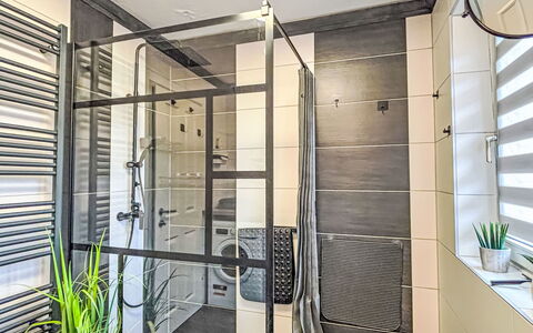 Apartamento Giovanna: Interior Design, Pavimentazione, Idraulico Fixture, Pavimento, Idraulico, Camera, Porta, Doccia Porta, Soffitto, Bagno