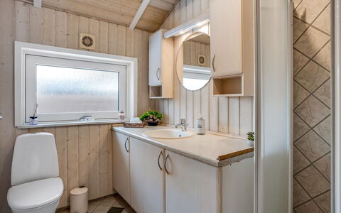 Alexis - 500M from the Sea: Legna, Idraulico Fixture, Lavello, Pavimentazione, Rubinetto, Pavimento, Lavandino Del Bagno, Idraulico, Mobiletto Del Bagno, Bagno