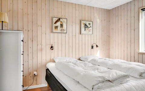 Aava - 600M to the Fjord: Camera Da Letto, Letto, Parete, Legna, Lenzuolo, Bedding, Interior Design, Mobilia, Pavimento, Pavimentazione