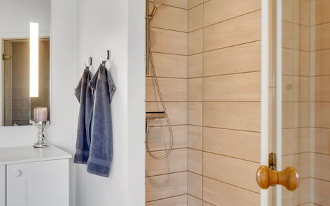 Aava - 600M to the Fjord: Pavimentazione, Interior Design, Pavimento, Legna, Idraulico Fixture, Bagno, Camera, Porta, Idraulico, Piastrella