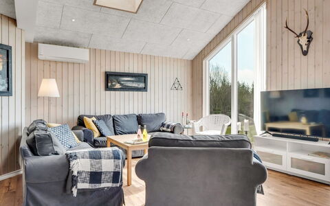 Aava - 600M to the Fjord: Legna, Mobilia, Casa, Interior Design, Camera, Soggiorno, Soffitto, Villetta, Divano, Latifoglie