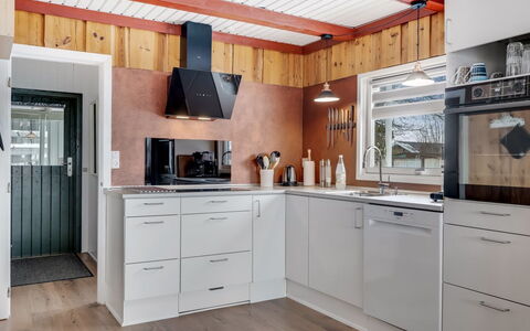Dimo - 75M to the Fjord: Elettrodomestico Da Cucina, Cucina, Apparecchio Major, Legna, Controsoffitto, Interior Design, Cabinetry, Pavimentazione, Soffitto, Elettrodomestico