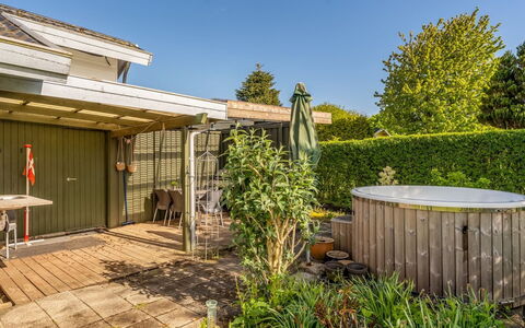 Dimo - 75M to the Fjord: Arbusto, Giardino, Lotto, Casa, Backyard, Landscaping, Cortile, Shade, Villetta