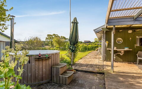 Dimo - 75M to the Fjord: Casa, Villetta, Giardino, Deck, Backyard, Cortile, Shade, Landscaping, Estate, Edifici Giardino