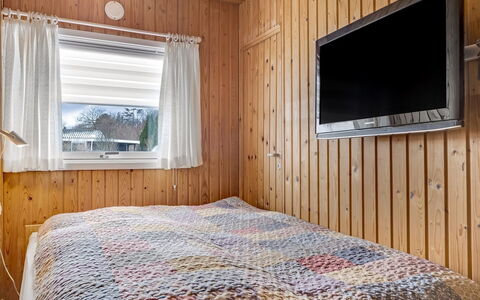 Dimo - 75M to the Fjord: Legna, Camera Da Letto, Interior Design, Pavimento, Pavimentazione, Soffitto, Letto, Lenzuolo, Camera, Bedding