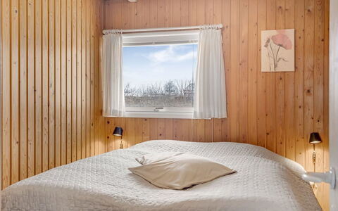 Dimo - 75M to the Fjord: Camera Da Letto, Legna, Letto, Lenzuolo, Interior Design, Soffitto, Pavimentazione, Pavimento, Bedding, Biancheria