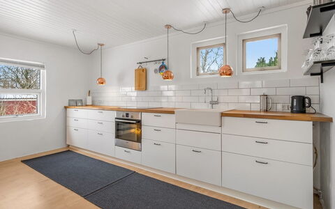 Menke - 300M from the Sea: Pavimentazione, Cucina, Legna, Pavimento, Controsoffitto, Cabinetry, Interior Design, Elettrodomestico Da Cucina, Pavimento In Legno, Casa