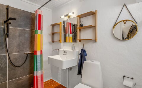 Menke - 300M from the Sea: Parete, Interior Design, Idraulico Fixture, Pavimentazione, Pavimento, Bagno, Soffitto, Illuminazione, Lampada, Lavello
