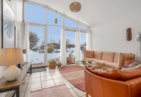Menke - 300M from the Sea: Legna, Casa, Appartamento, Zona Residenziale, Mobilia, Porta, Camera, Divano, Soggiorno