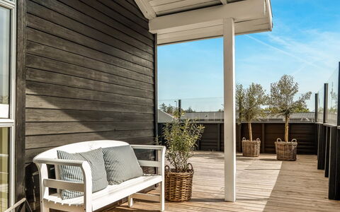Fridhild - 450M from the Sea: Pavimento In Legno, Legna, Pavimentazione, Pavimento, Latifoglie, Plank, Mobilia, Deck, Materiale Composito, Portico