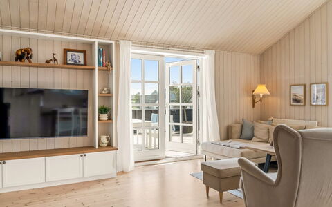 Fridhild - 450M from the Sea: Interior Design, Mobilia, Pavimentazione, Legna, Pavimento, Soffitto, Divano, Soggiorno, Camera, Illuminazione