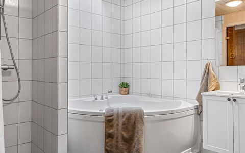 Fridhild - 450M from the Sea: Idraulico Fixture, Pavimentazione, Interior Design, Bagno, Pavimento, Vasca Da Bagno, Idraulico, Rubinetto, Camera, Piastrella