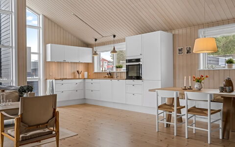 Fridhild - 450M from the Sea: Pavimentazione, Legna, Interior Design, Mobilia, Pavimento, Soffitto, Cucina, Pavimento In Legno, Controsoffitto, Lampada