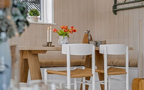Fridhild - 450M from the Sea: Mobilia, Pavimentazione, Legna, Tavolo, Interior Design, Pavimento, Sala Da Pranzo, Cucina & Sala Da Pranzo Tavolo, Sedia, Illuminazione