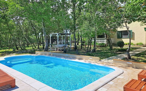Country Pleasures Cottage: Blu, Piscina, Mobili Da Esterno, Materiale Composito, Ricorrere, Tempo Libero, Shade, Giardino, Sedia, Backyard