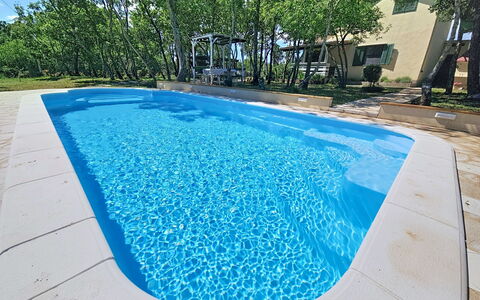 Country Pleasures Cottage: Blu, Piscina, Materiale Composito, Giochi D'Acqua, Piastrella