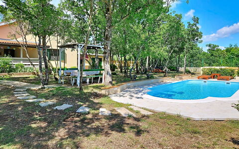Country Pleasures Cottage: Piscina, Shade, Ricorrere, Tempo Libero, Backyard, Giardino, Eco Hotel, Cortile, Landscaping, Sedia